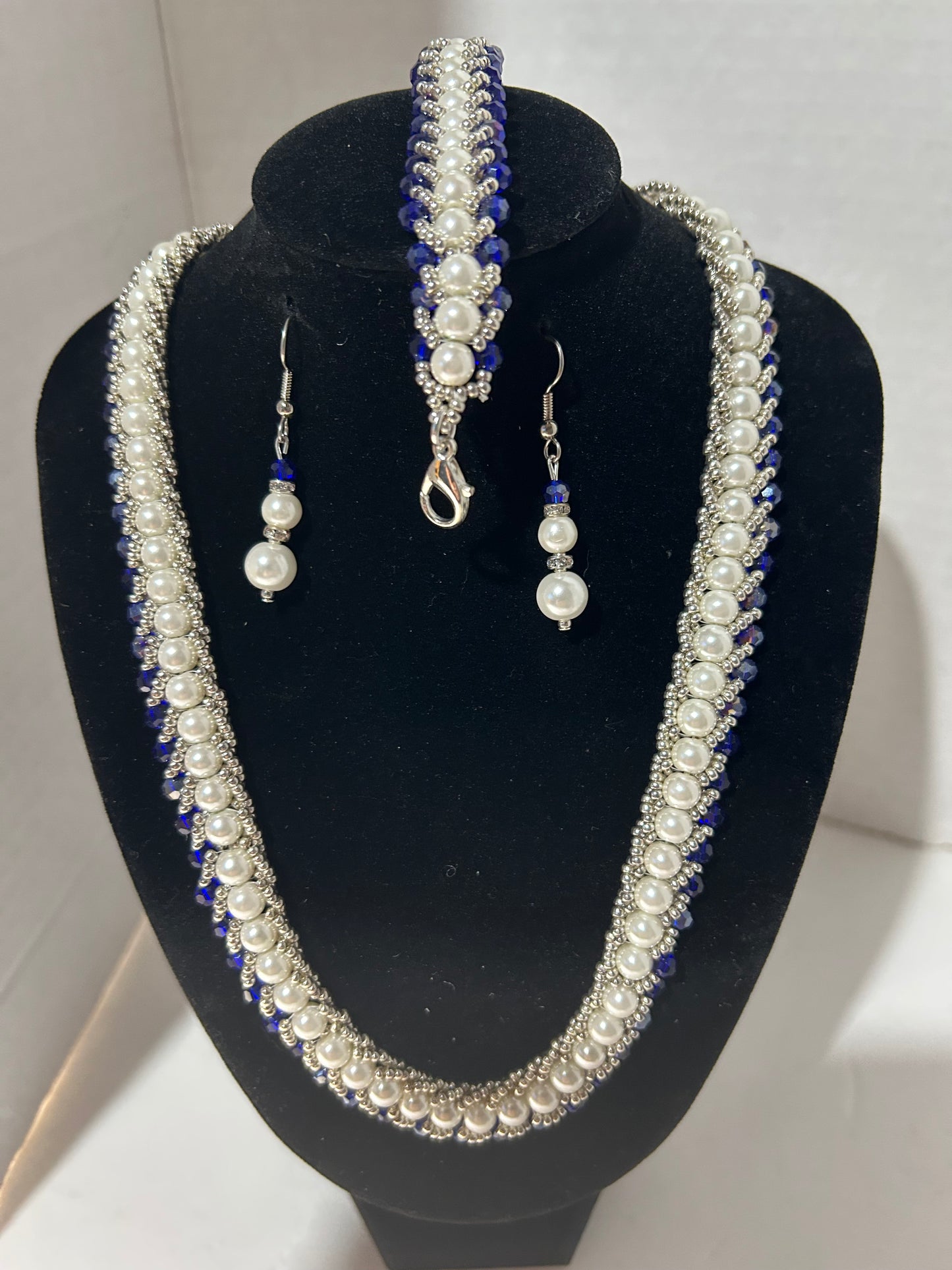 Necklace set and bracelet