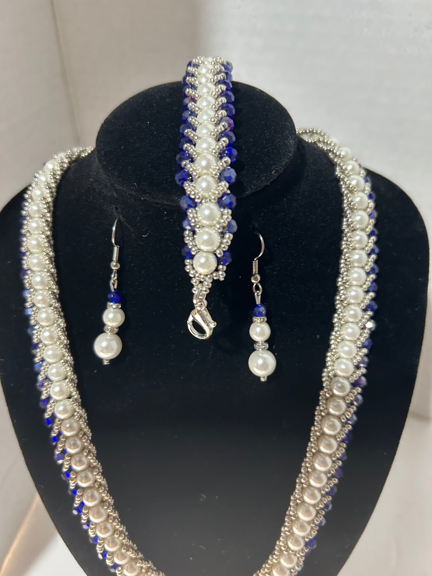 Necklace set and bracelet