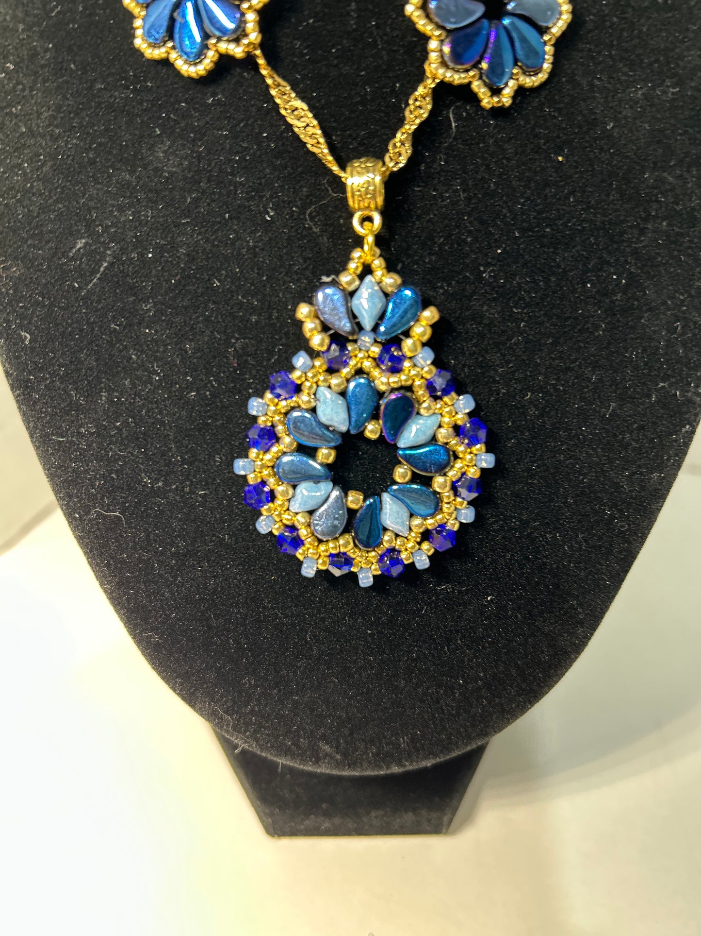Neckles sets