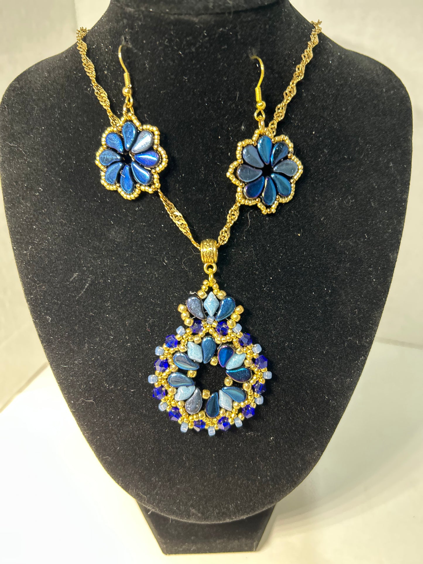 Neckles sets
