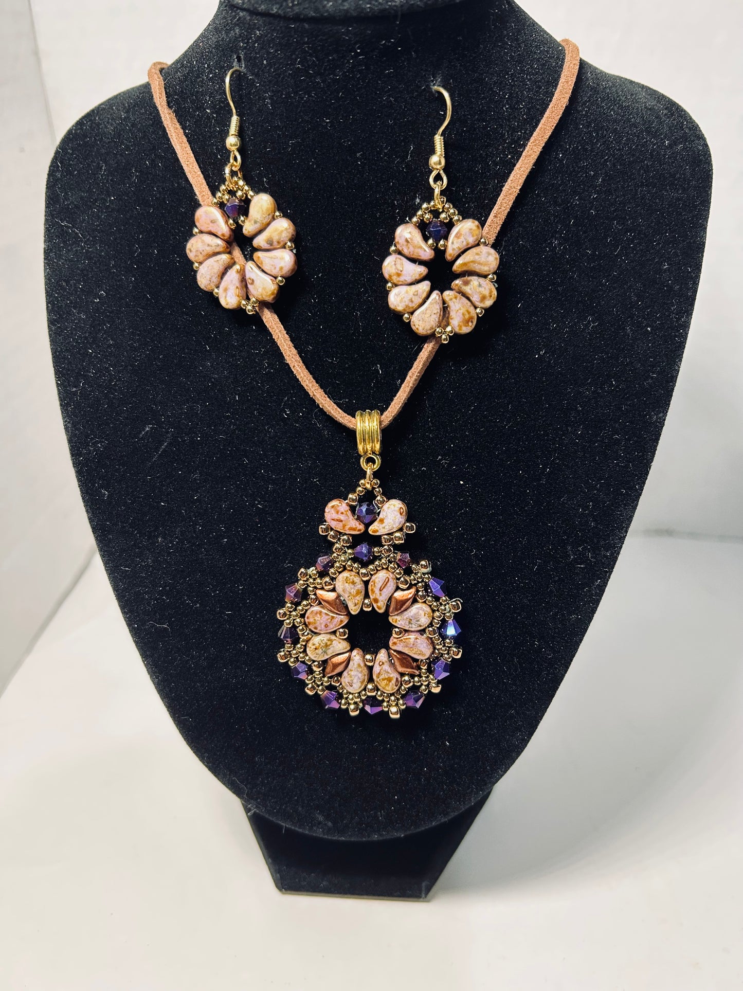 Neckles sets