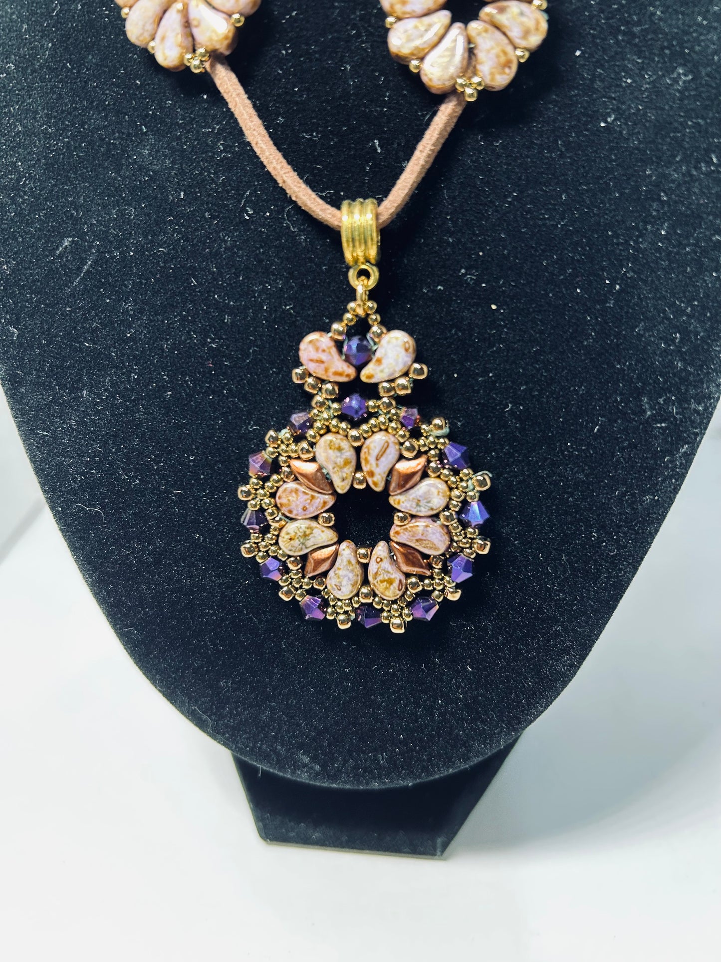 Neckles sets