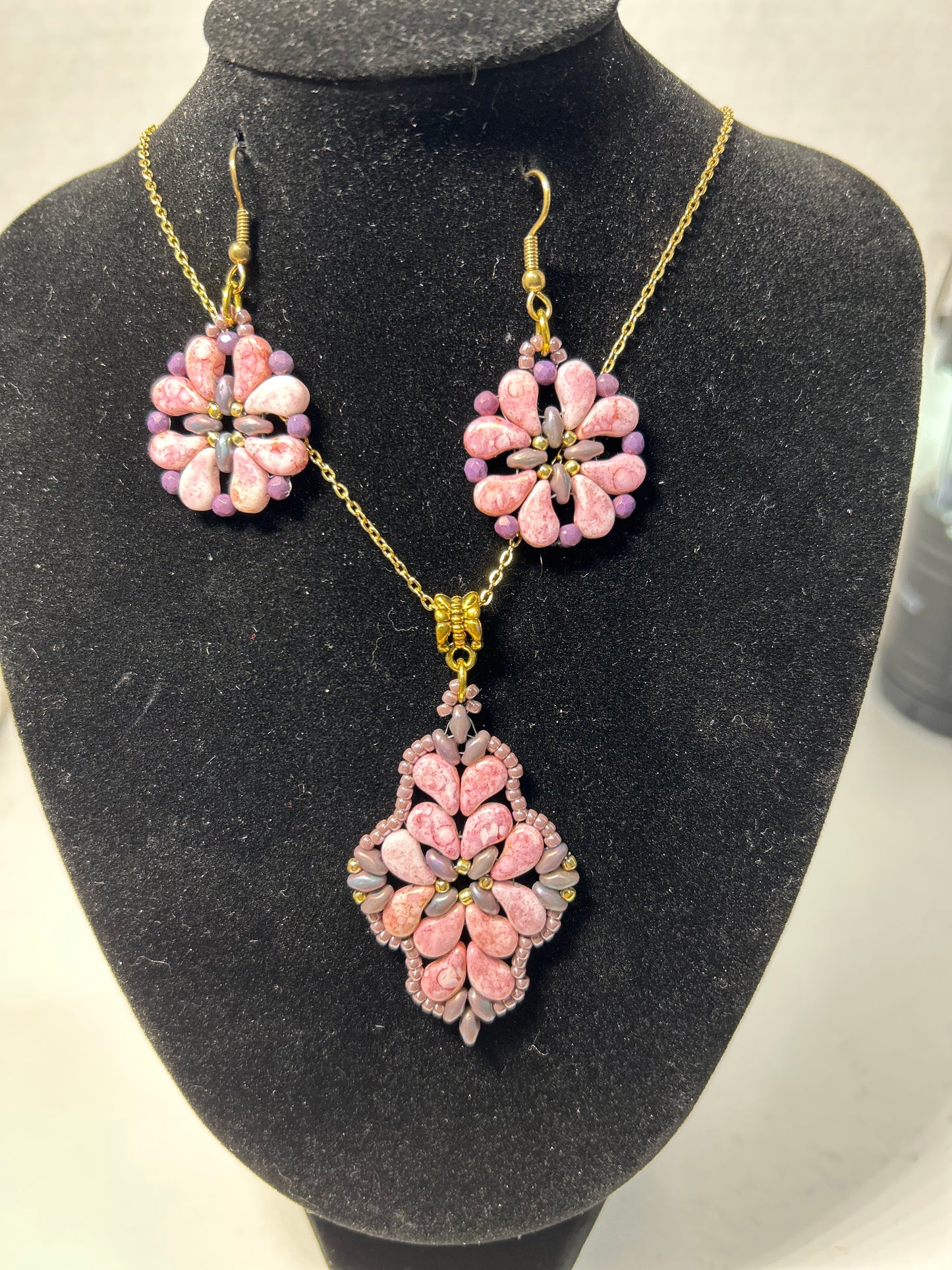 Necklace set FREE SHIPPING no returns liquidating sale,