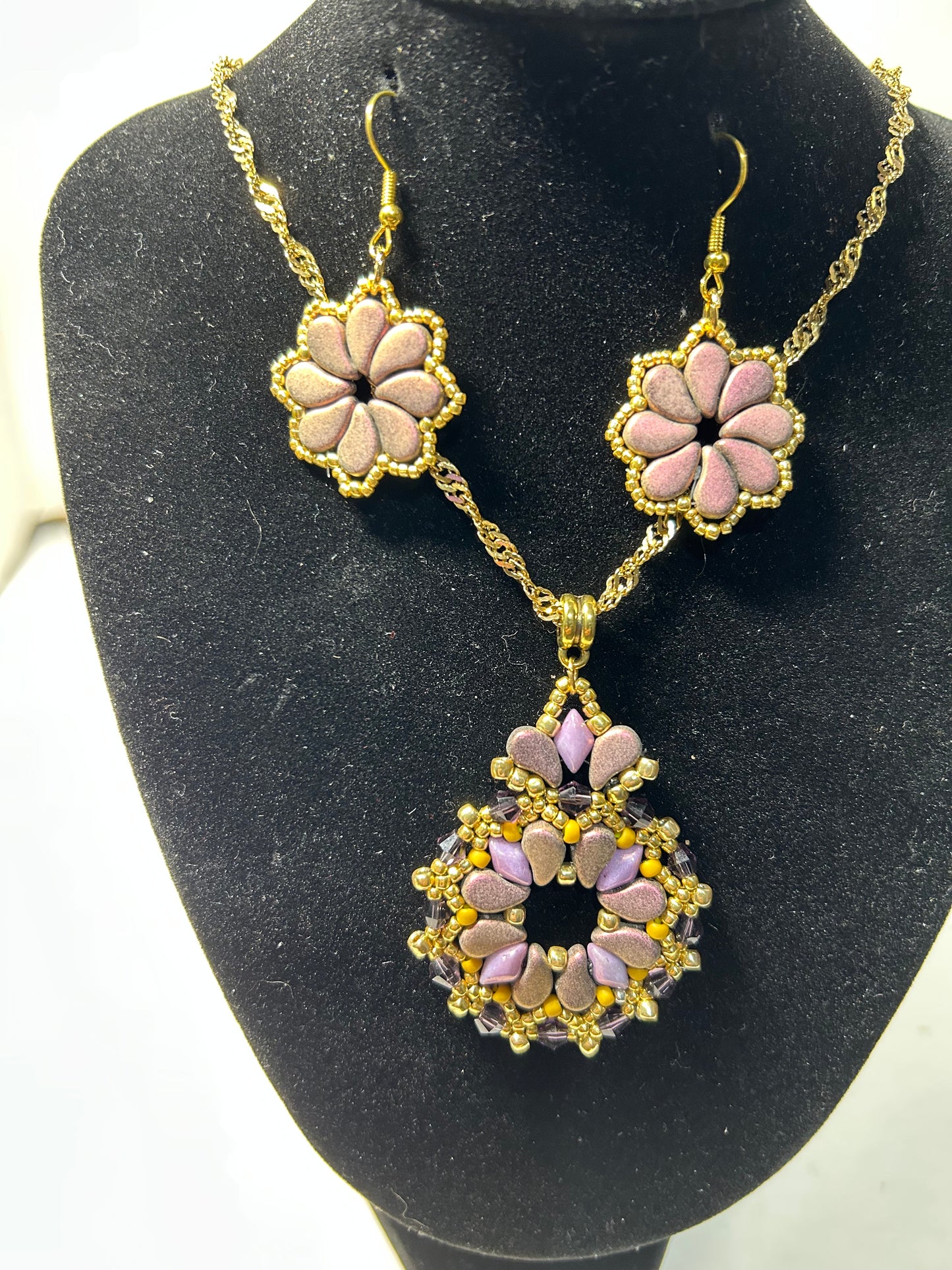 Neckles sets