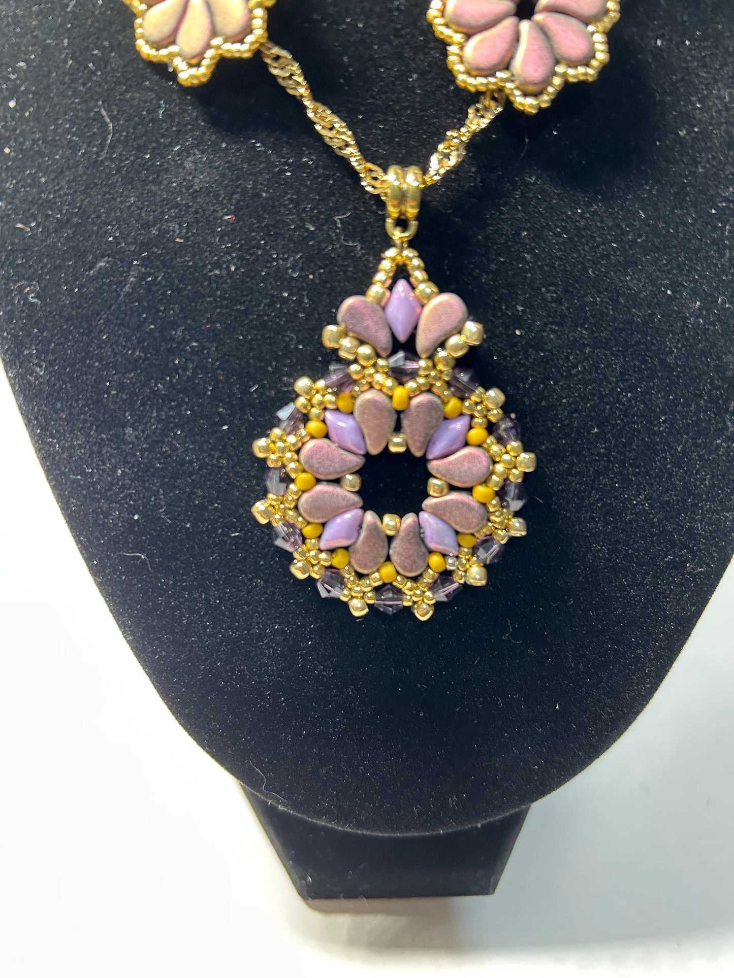 Neckles sets
